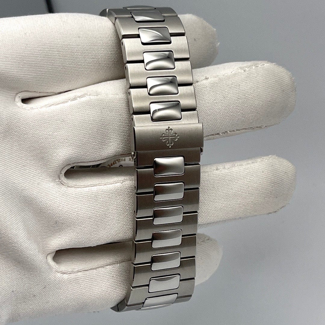 Patek Philippe Nautilus 5711/1300A Stainless Steel Green Dial Diamond Bezel