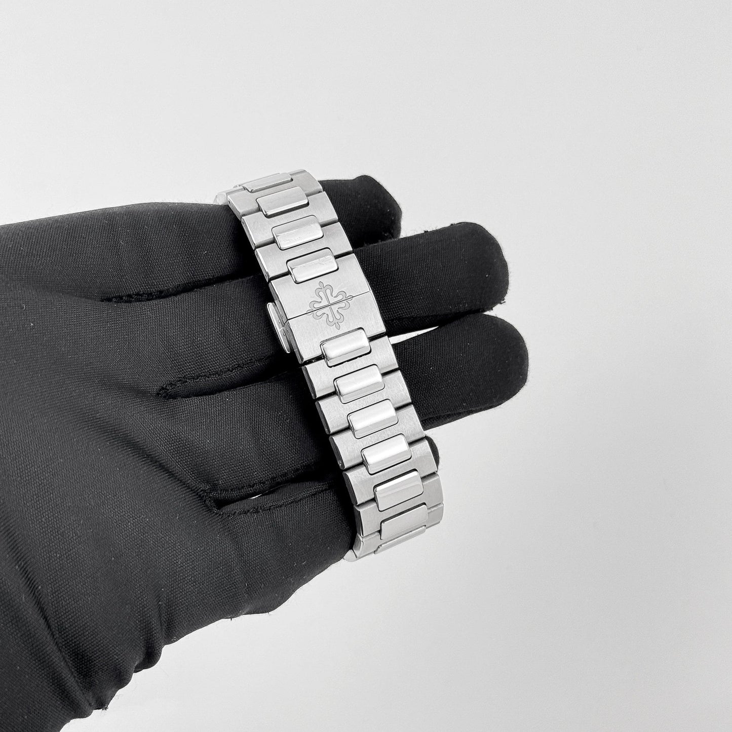 Patek Philippe Nautilus 7118/1200A-010 'Ladies' Stainless Steel Silver Dial Diamond Bezel (2024)