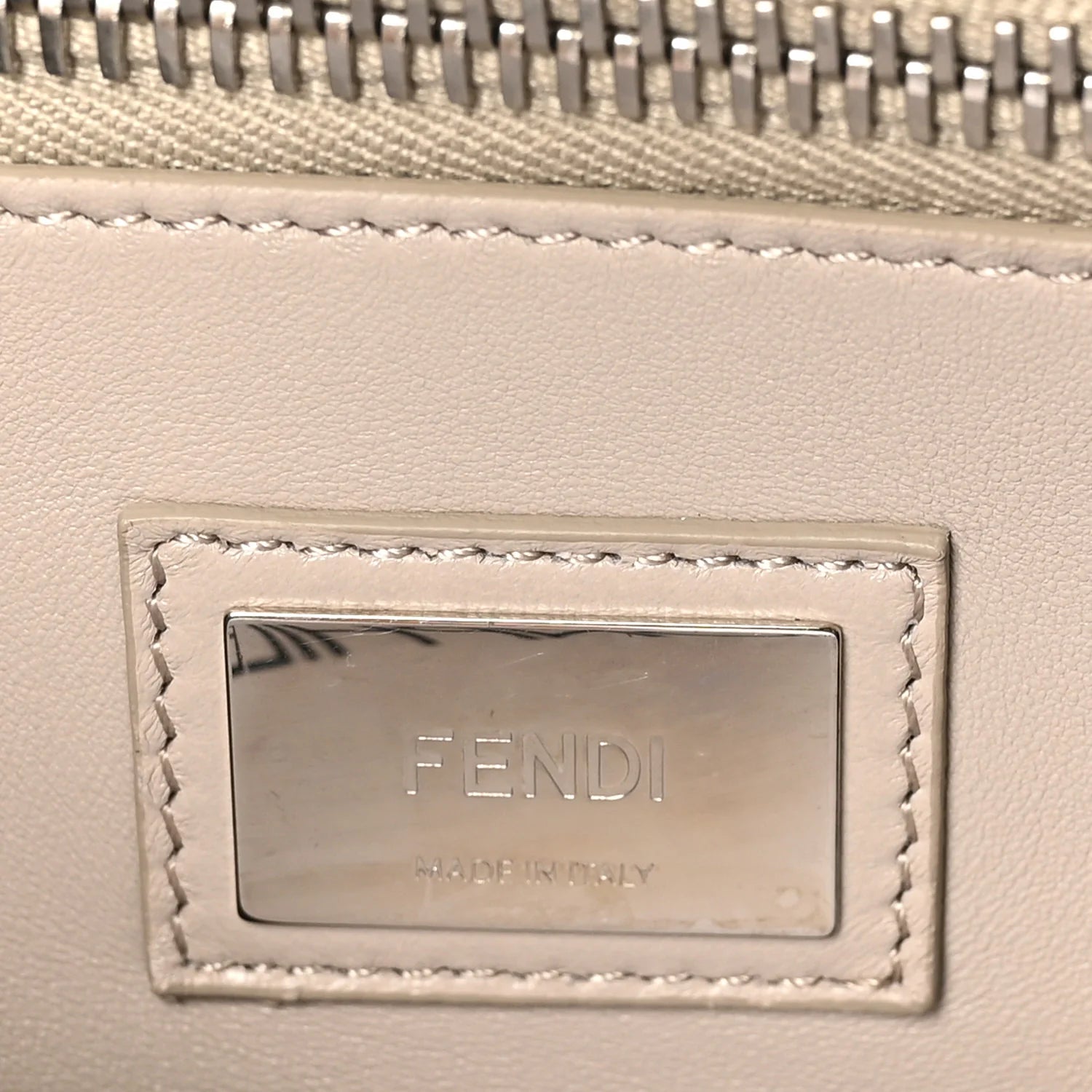 Vitello Seta Shiny Nappa Medium Peekaboo Iconic Satchel Carbone Grigio Polvere