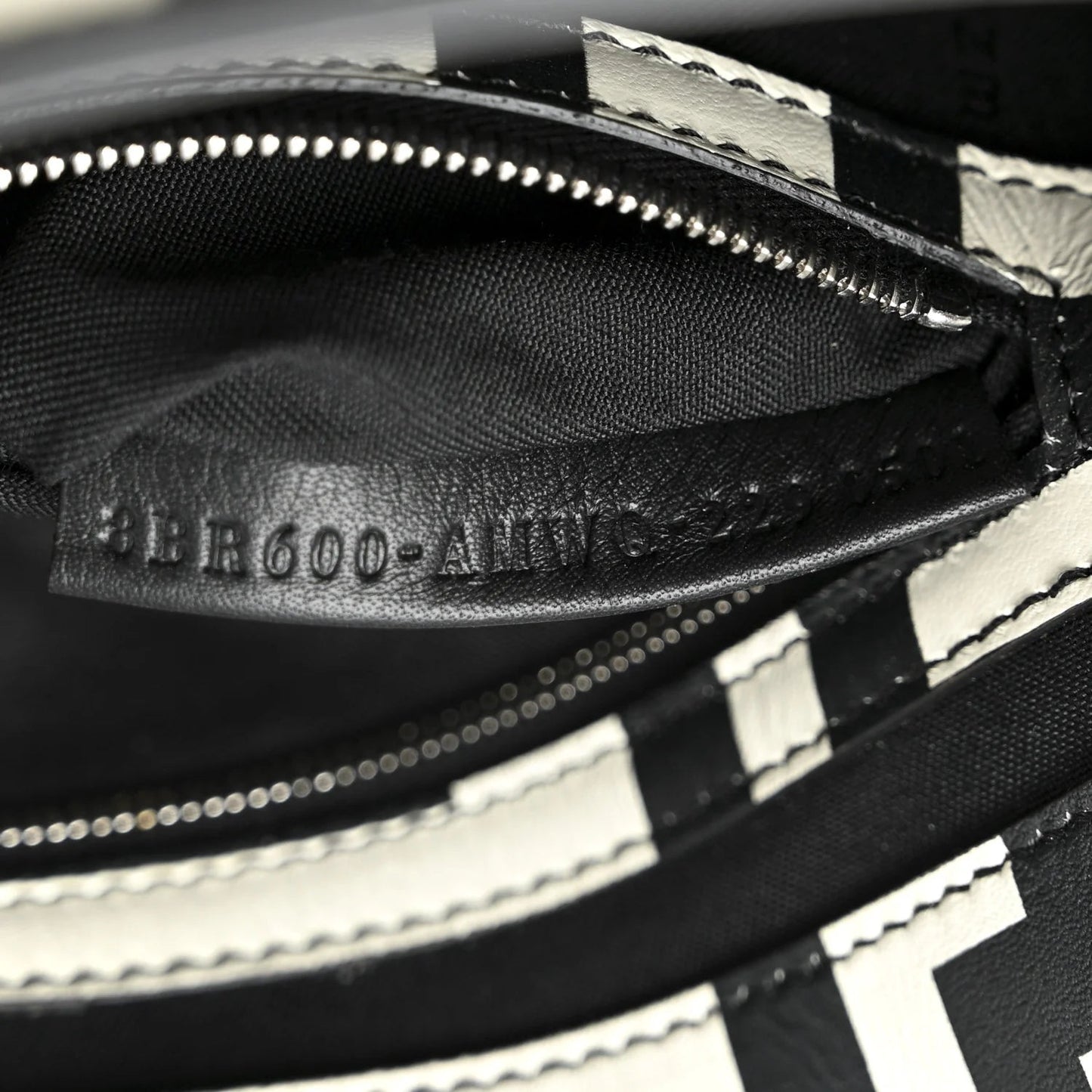 X MARC JACOBS Vitello Seta Logo Print Baguette White Black