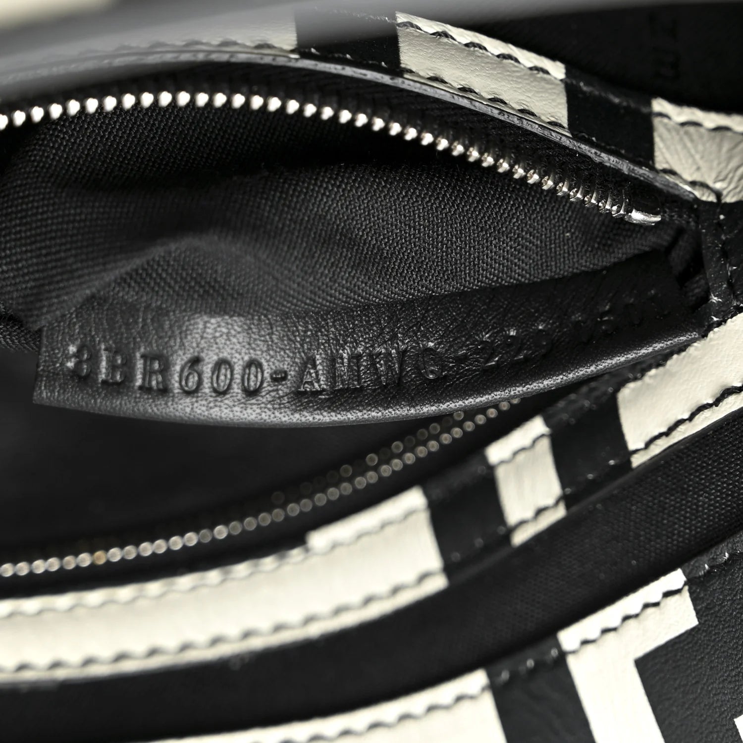 X MARC JACOBS Vitello Seta Logo Print Baguette White Black