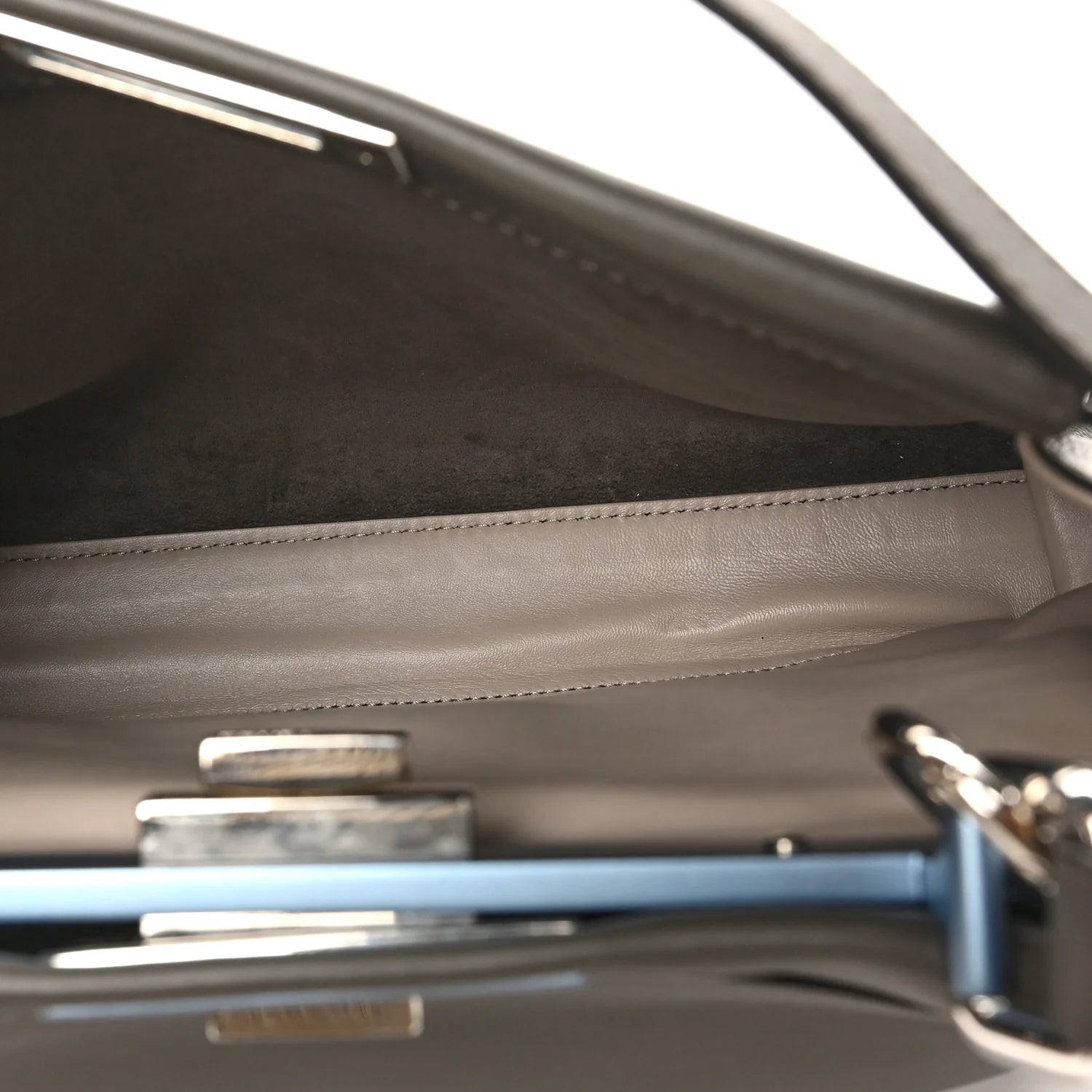 Vitello Seta Shiny Nappa Medium Peekaboo Iconic Satchel Carbone Grigio Polvere