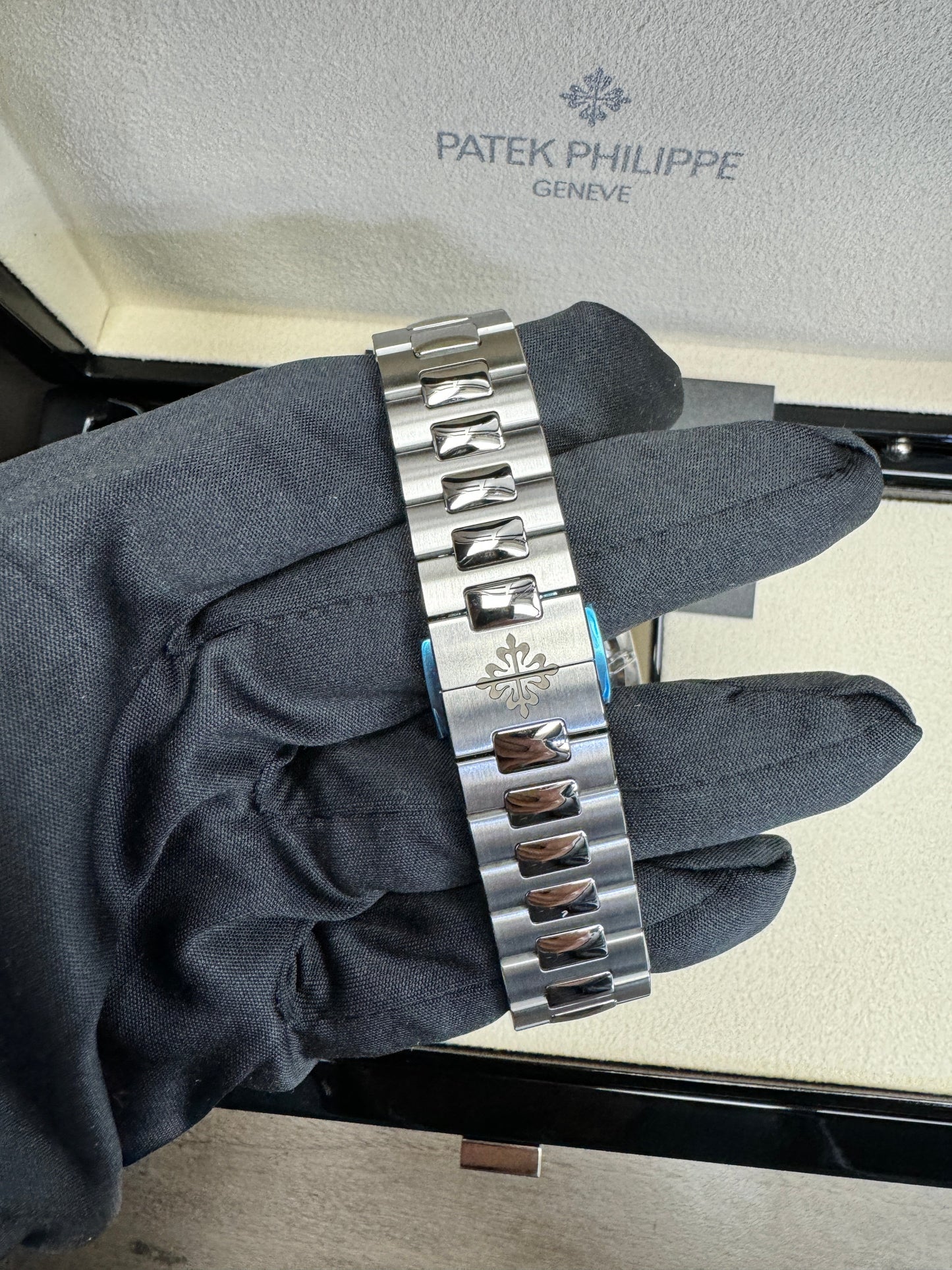 Patek Philippe Nautilus Self-Winding | 5990-1A-011 | Blue Dial