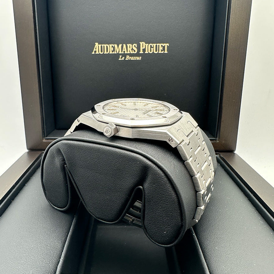 Audemars Piguet Royal Oak "Jumbo" Extra-Thin 39mm 15202ST.OO.0944ST.01 White Dial Pre-Owned