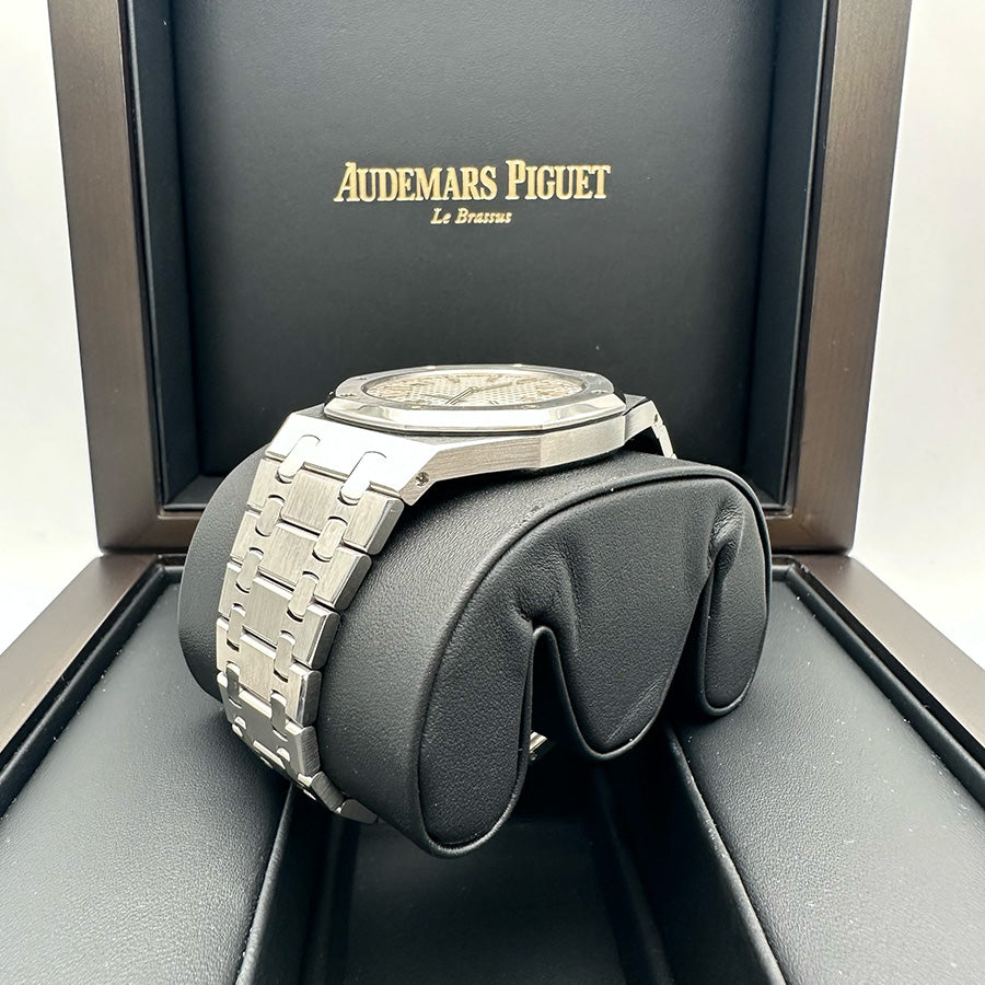 Audemars Piguet Royal Oak "Jumbo" Extra-Thin 39mm 15202ST.OO.0944ST.01 White Dial Pre-Owned