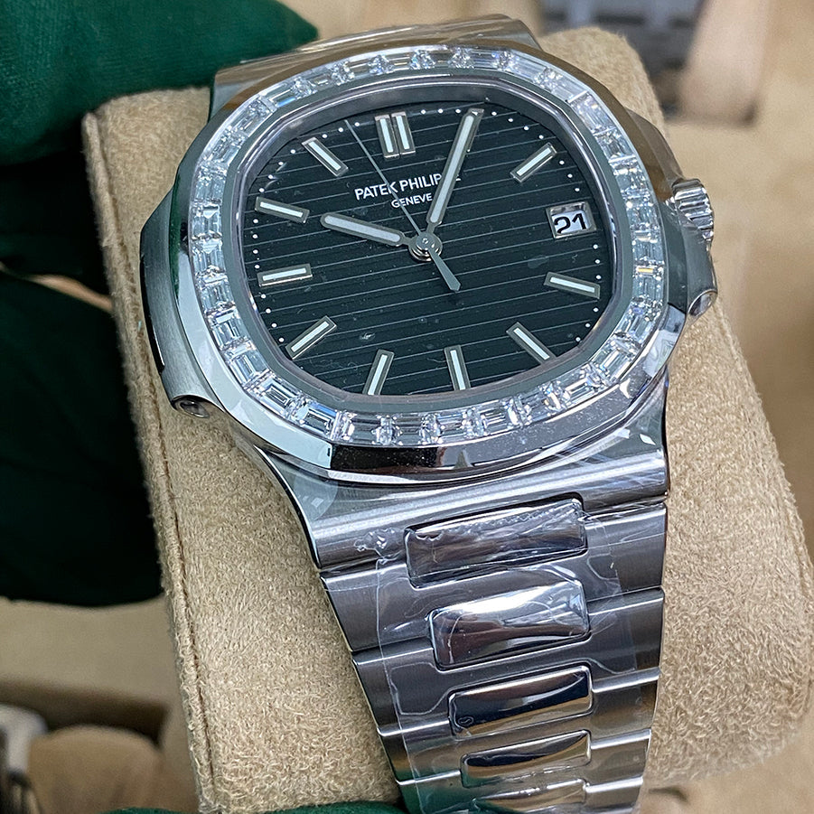 Patek Philippe Nautilus 40mm 5711-1300A-001 Baguette Diamond Bezel Green Dial