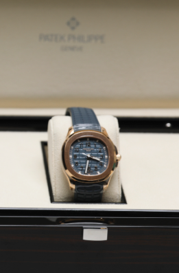 Patek Philippe  Aquanaut 38.8 mm Blue Dial 18K Rose Gold Rubber Strap 5269R-001