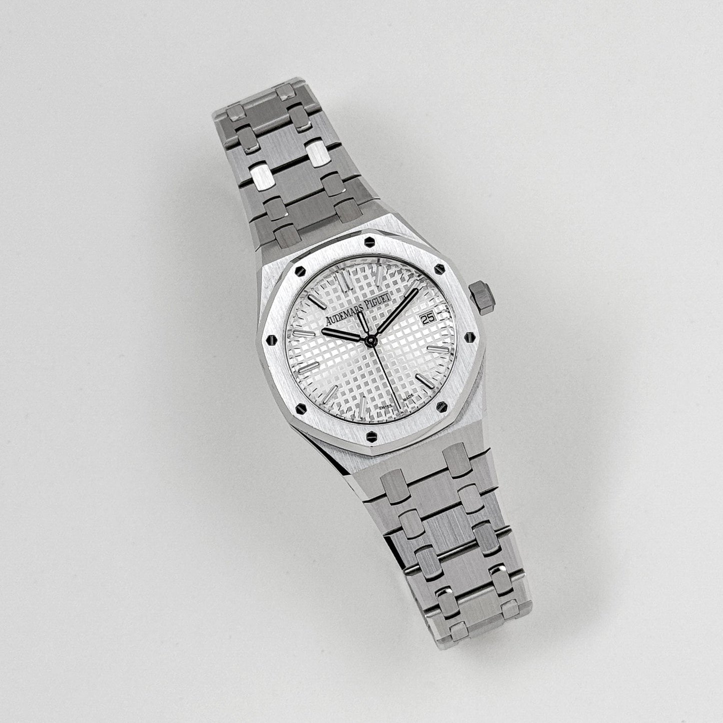 Audemars Piguet Royal Oak 77450ST.OO.1361.ST.01 ‘50th Anniversary’ Stainless Steel Silver-Toned Dial (2022)