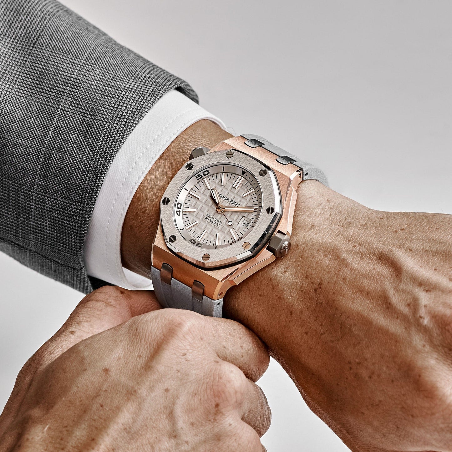 Audemars Piguet Royal Oak Offshore 15711OI.OO.A006CA.01 Diver Rose Gold Grey Dial 'Japan' Limited Edition of 500