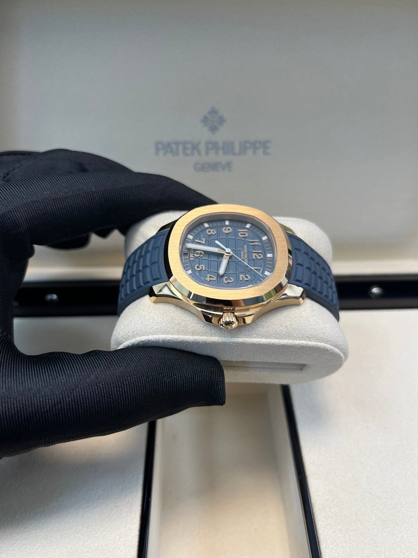 Patek Philippe Aquanaut 18K Rose Gold Opaline-blue Dial 38.8 mm 5269R-001