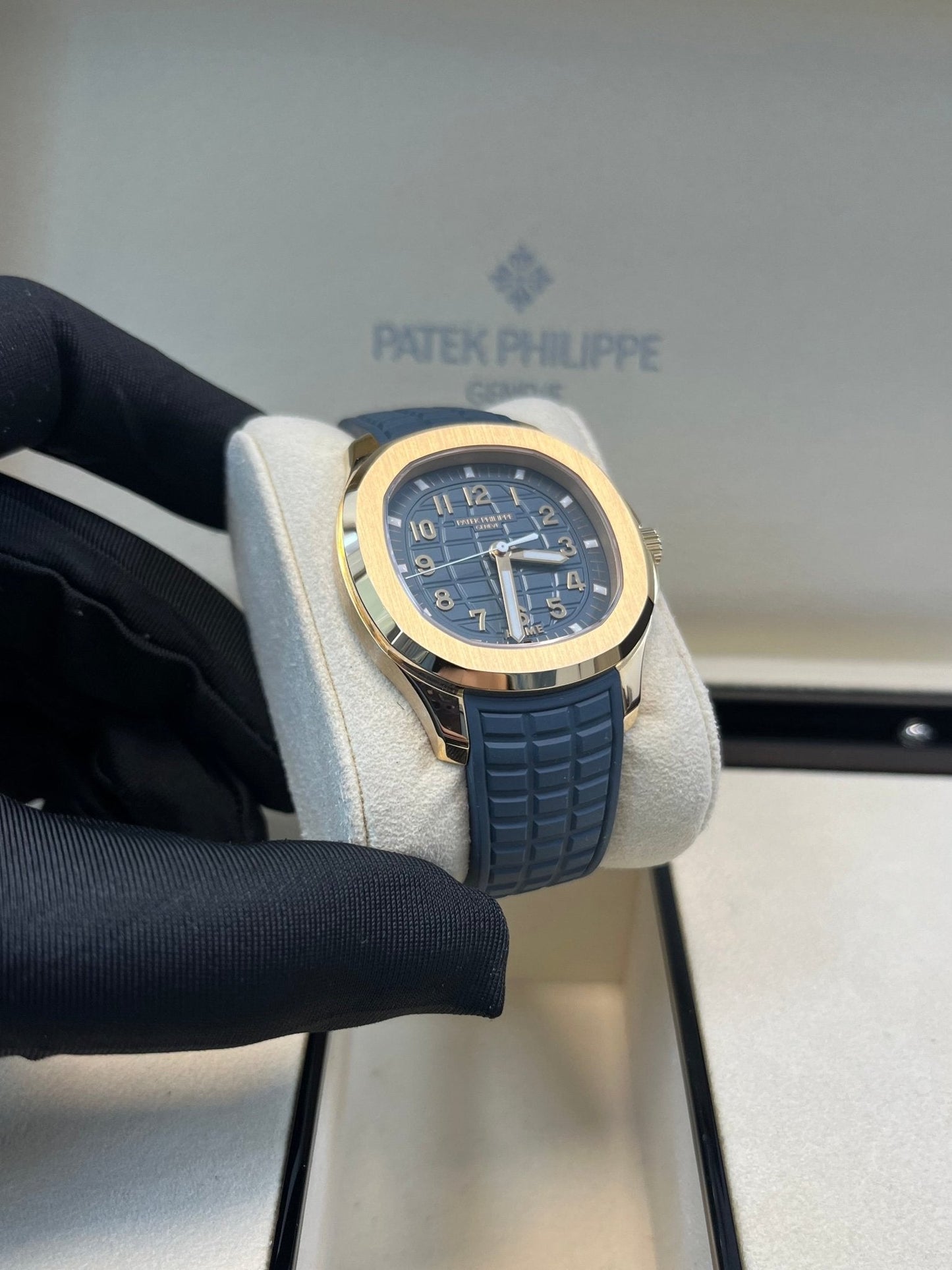Patek Philippe Aquanaut 18K Rose Gold Opaline-blue Dial 38.8 mm 5269R-001