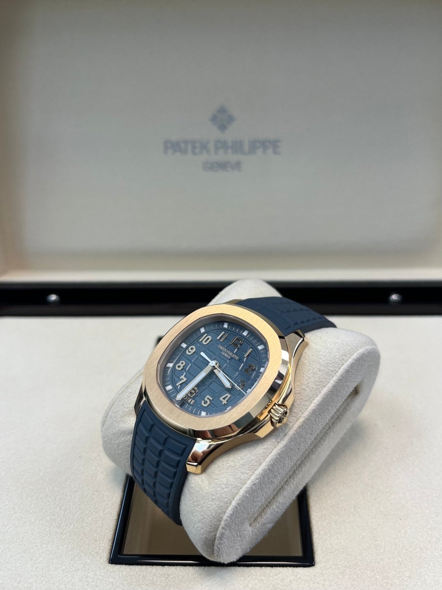 Patek Philippe Aquanaut 18K Rose Gold Opaline-blue Dial 38.8 mm 5269R-001