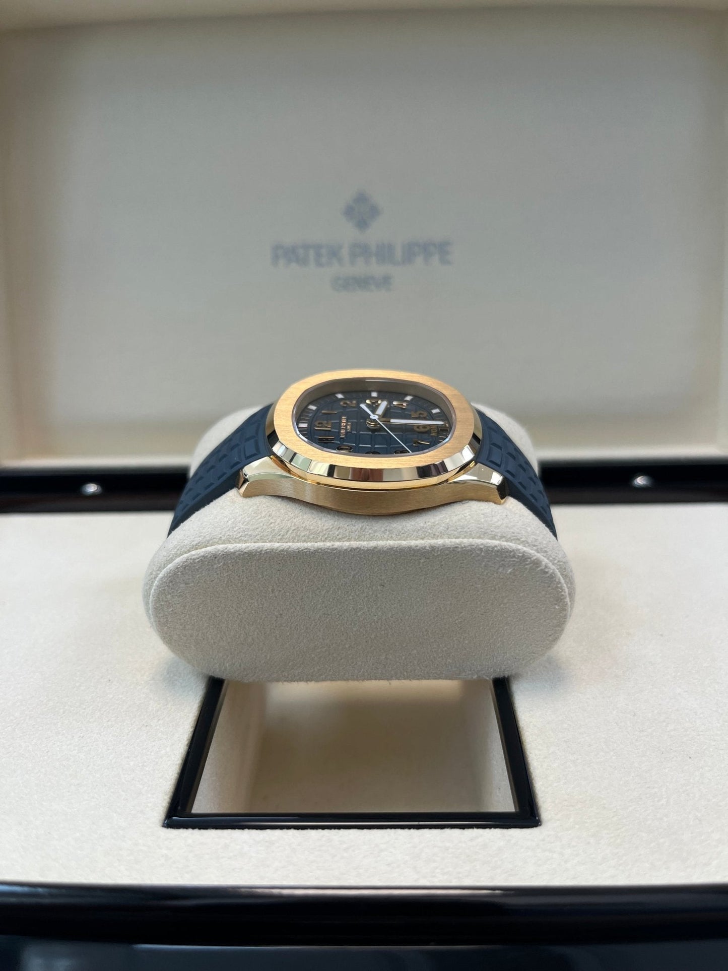 Patek Philippe Aquanaut 18K Rose Gold Opaline-blue Dial 38.8 mm 5269R-001