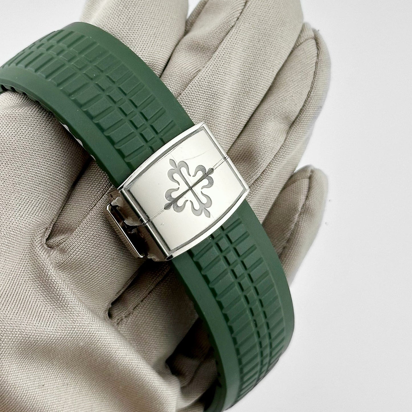 Patek Philippe Aquanaut 5968G-010 Chronograph White Gold Khaki Green Dial (2021)