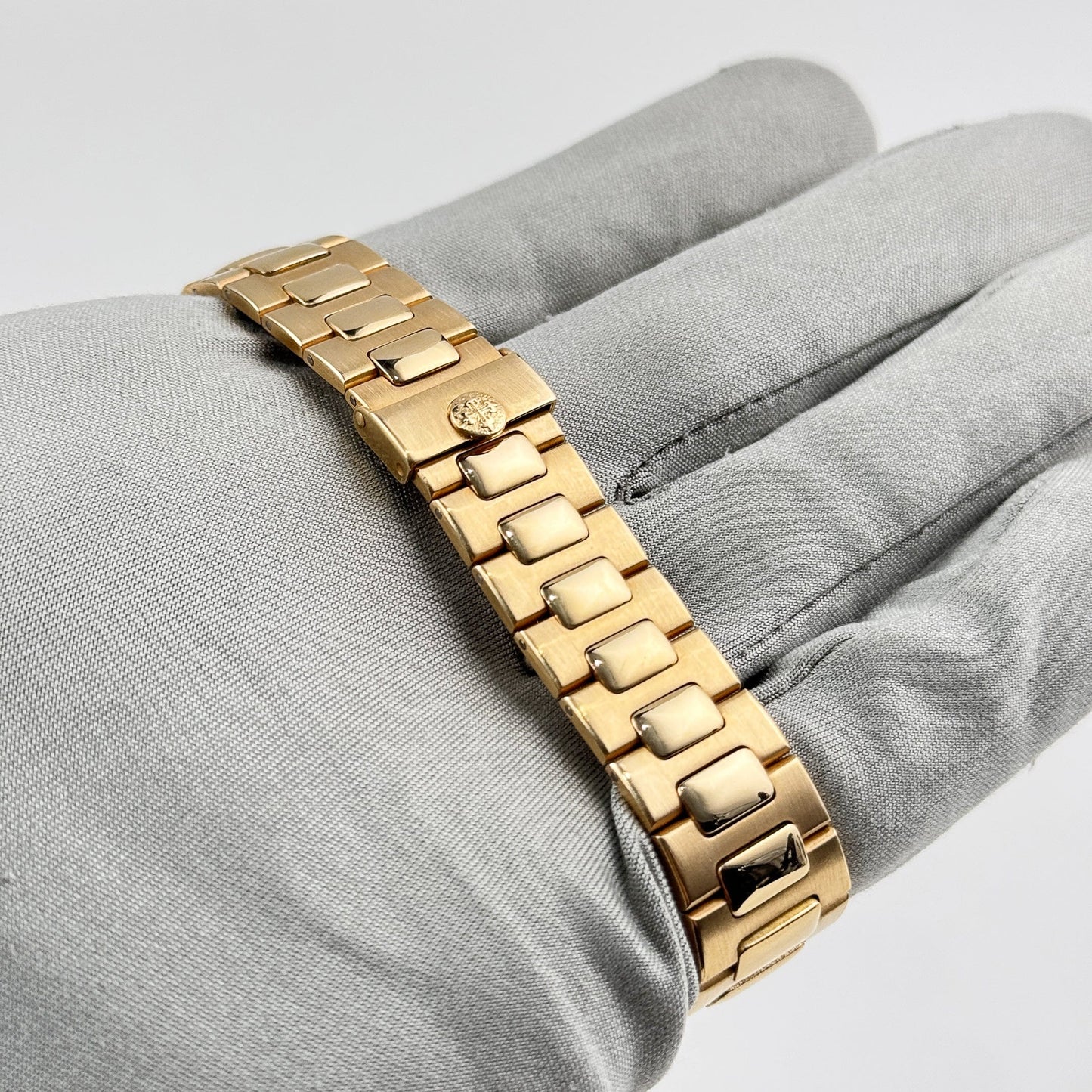 Patek Philippe Nautilus 3800/1J-001 Yellow Gold White Dial (2000)