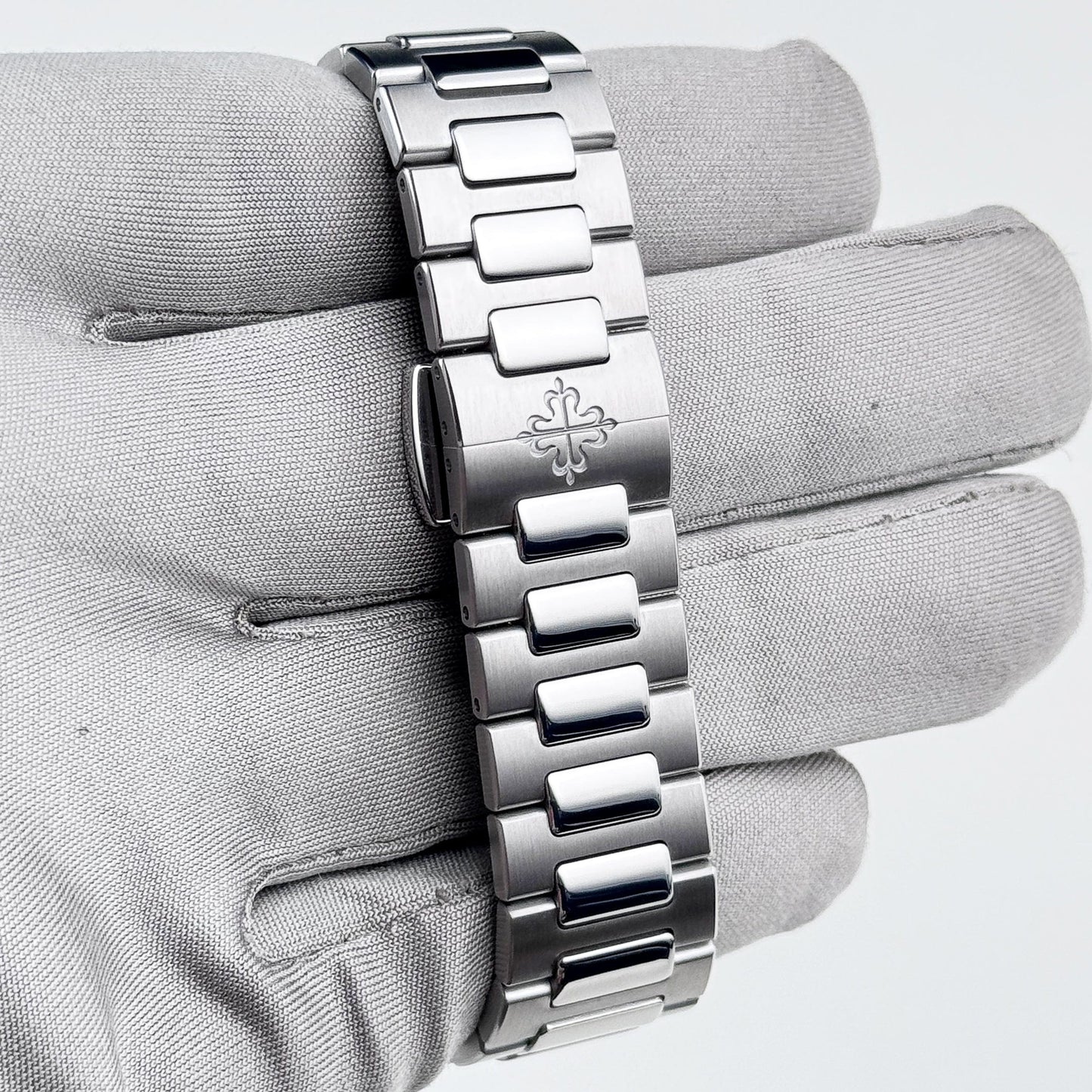 Patek Philippe Nautilus 7118/1A-010 Stainless Steel Silvery Opaline Dial (2022)