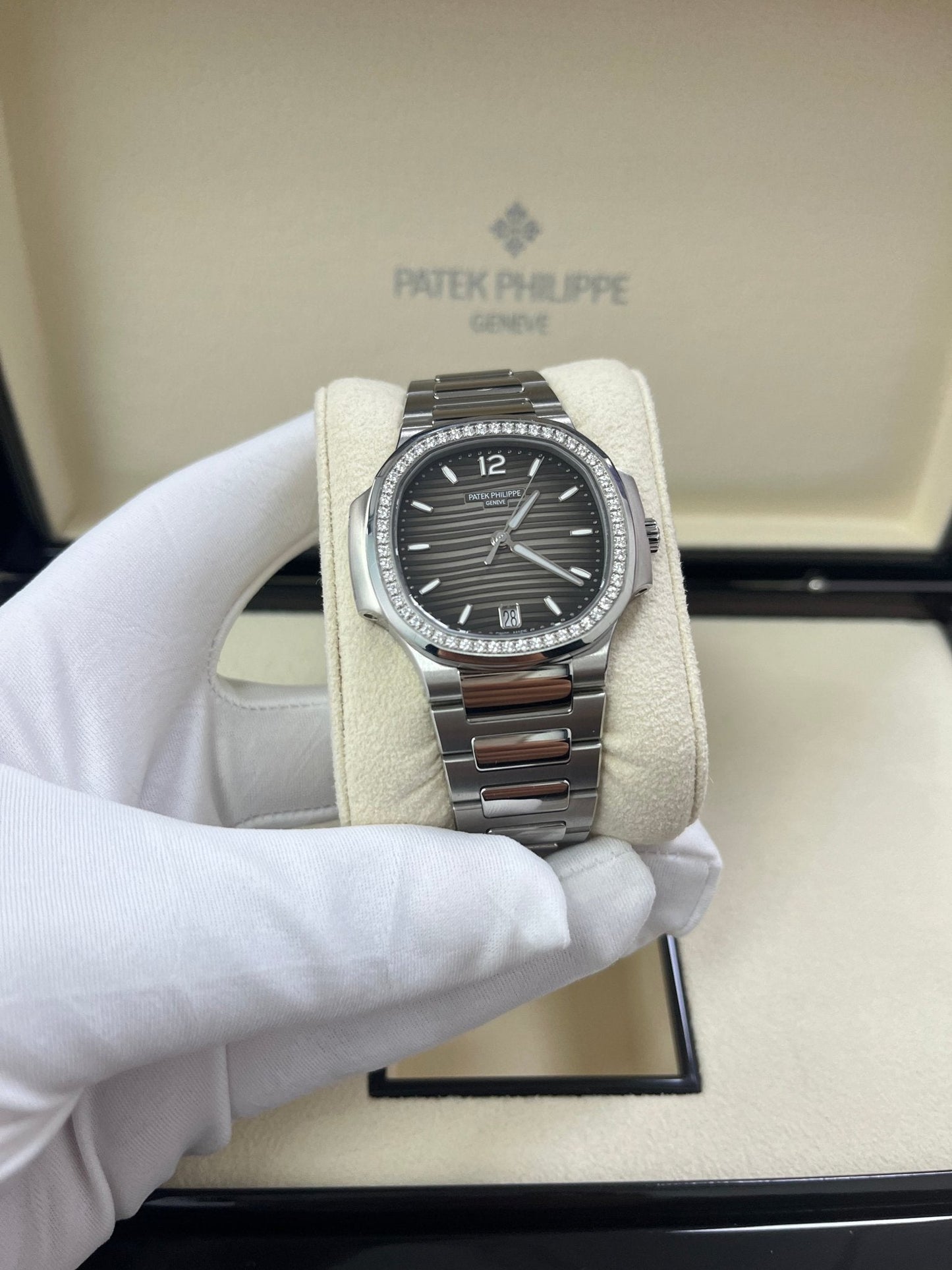 Patek Philippe Nautilus Ladies 35.2mm 7118/1200A-011