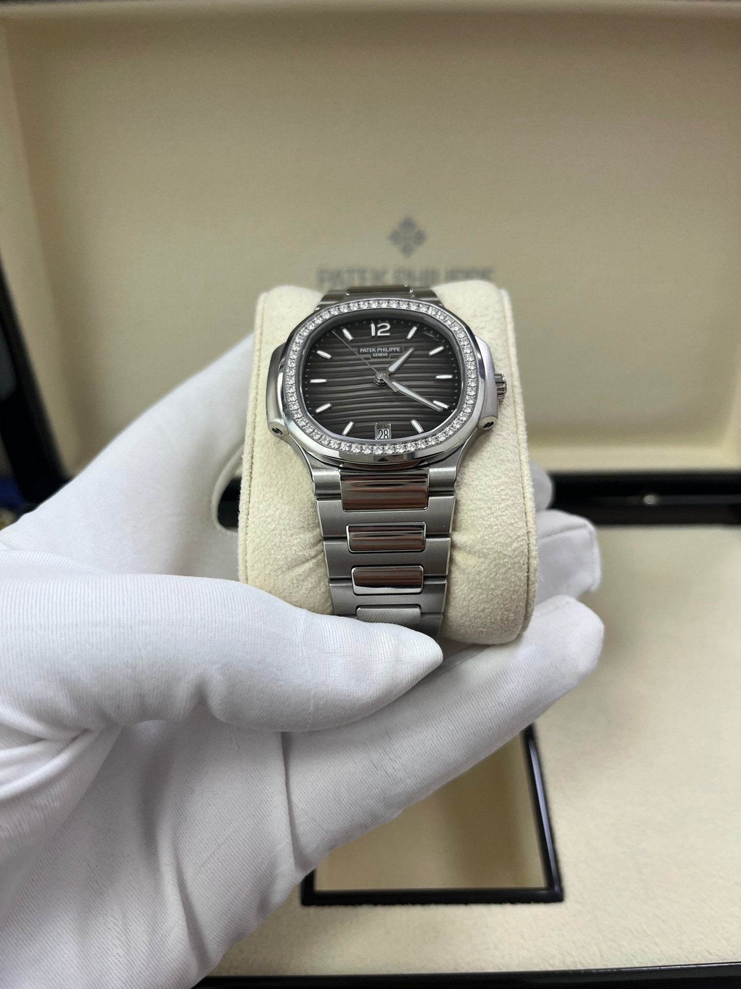 Patek Philippe Nautilus Ladies 35.2mm 7118/1200A-011