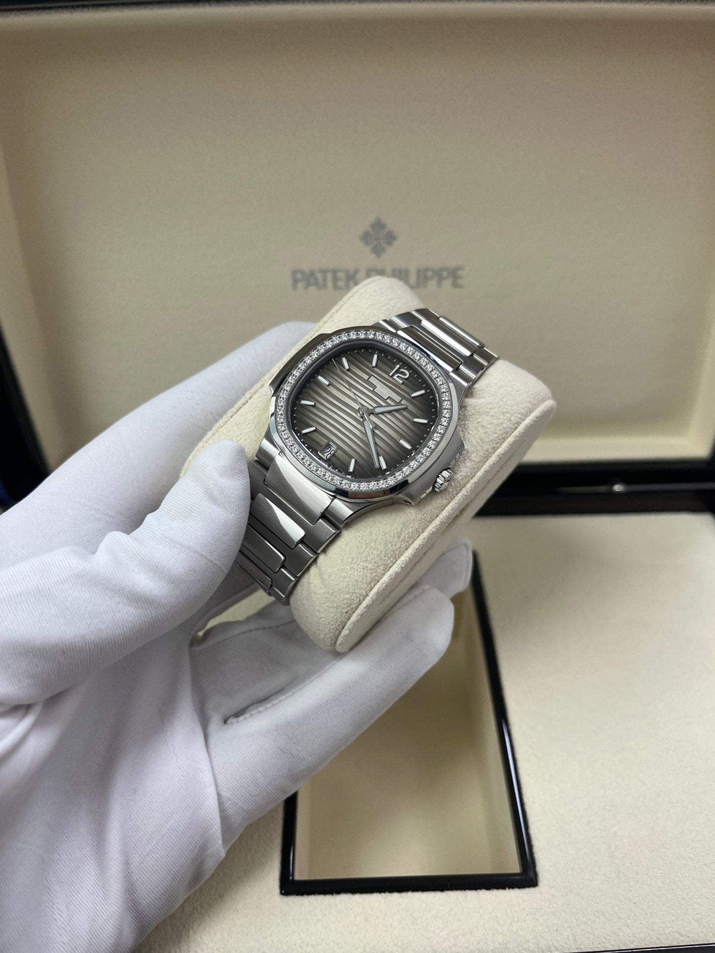 Patek Philippe Nautilus Ladies 35.2mm 7118/1200A-011