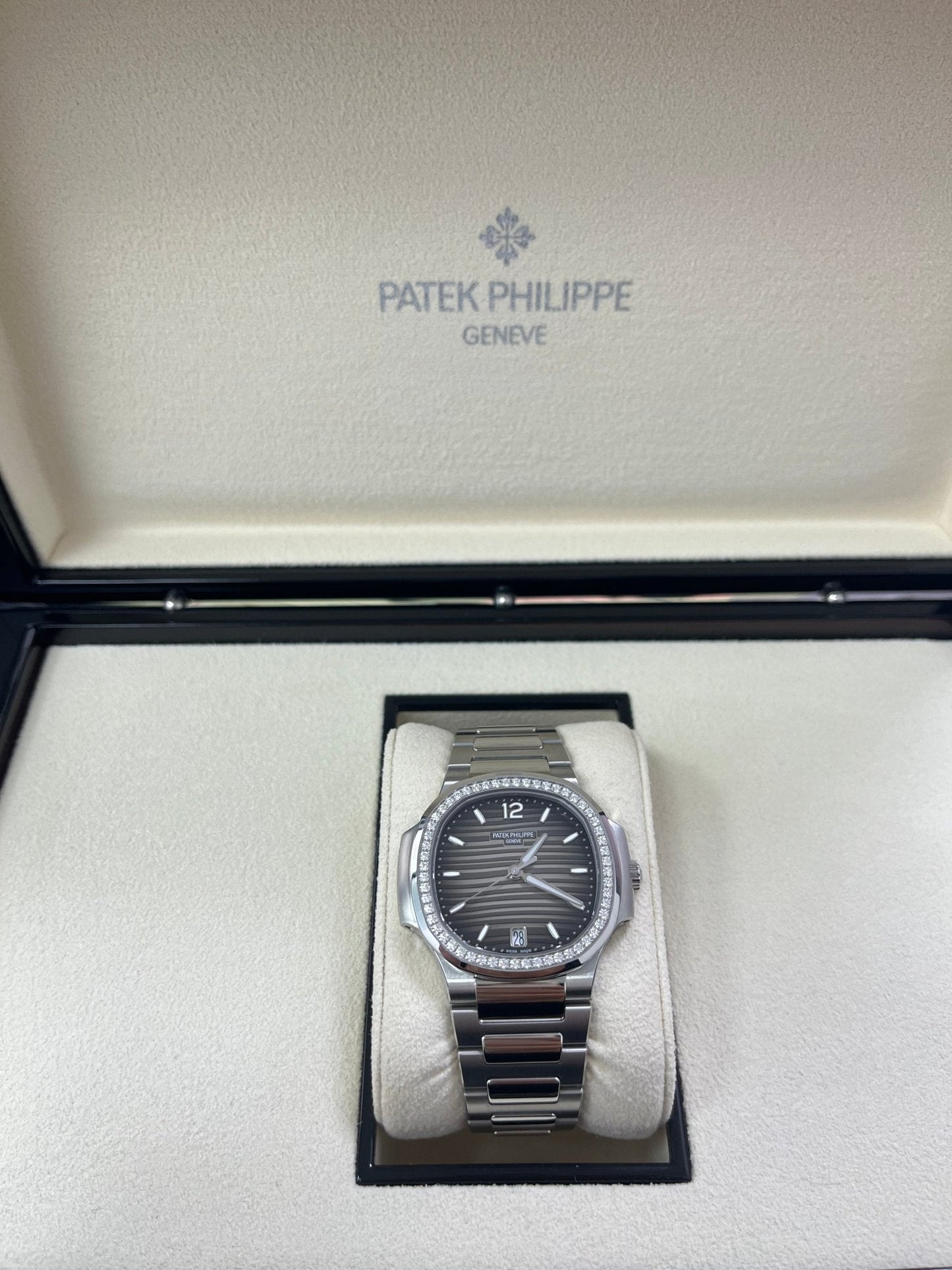 Patek Philippe Nautilus Ladies 35.2mm 7118/1200A-011