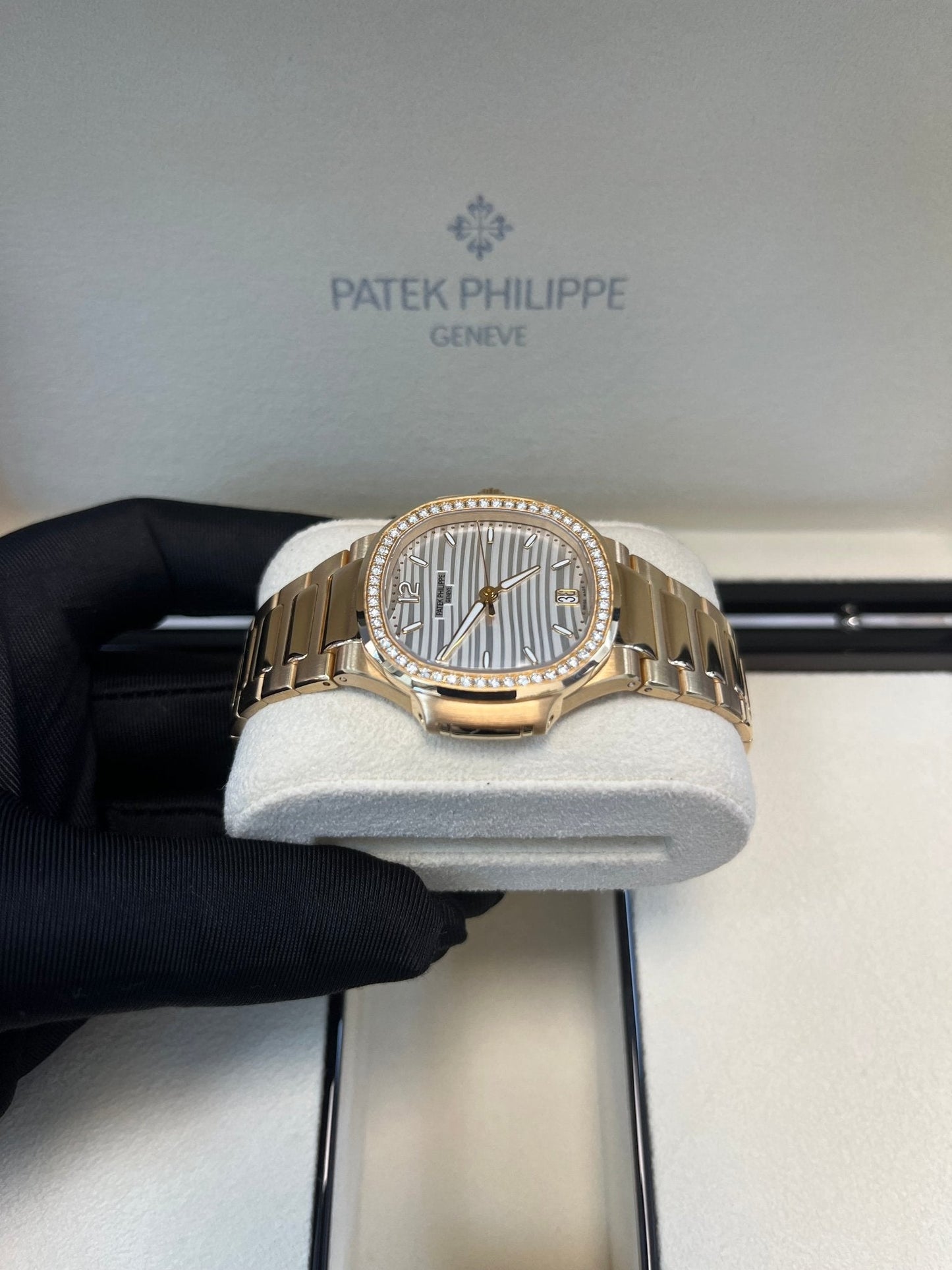 Patek Philippe Nautilus Ladies Rose Gold Nautilus White Dial Diamond Bezel 7118/1200R-001