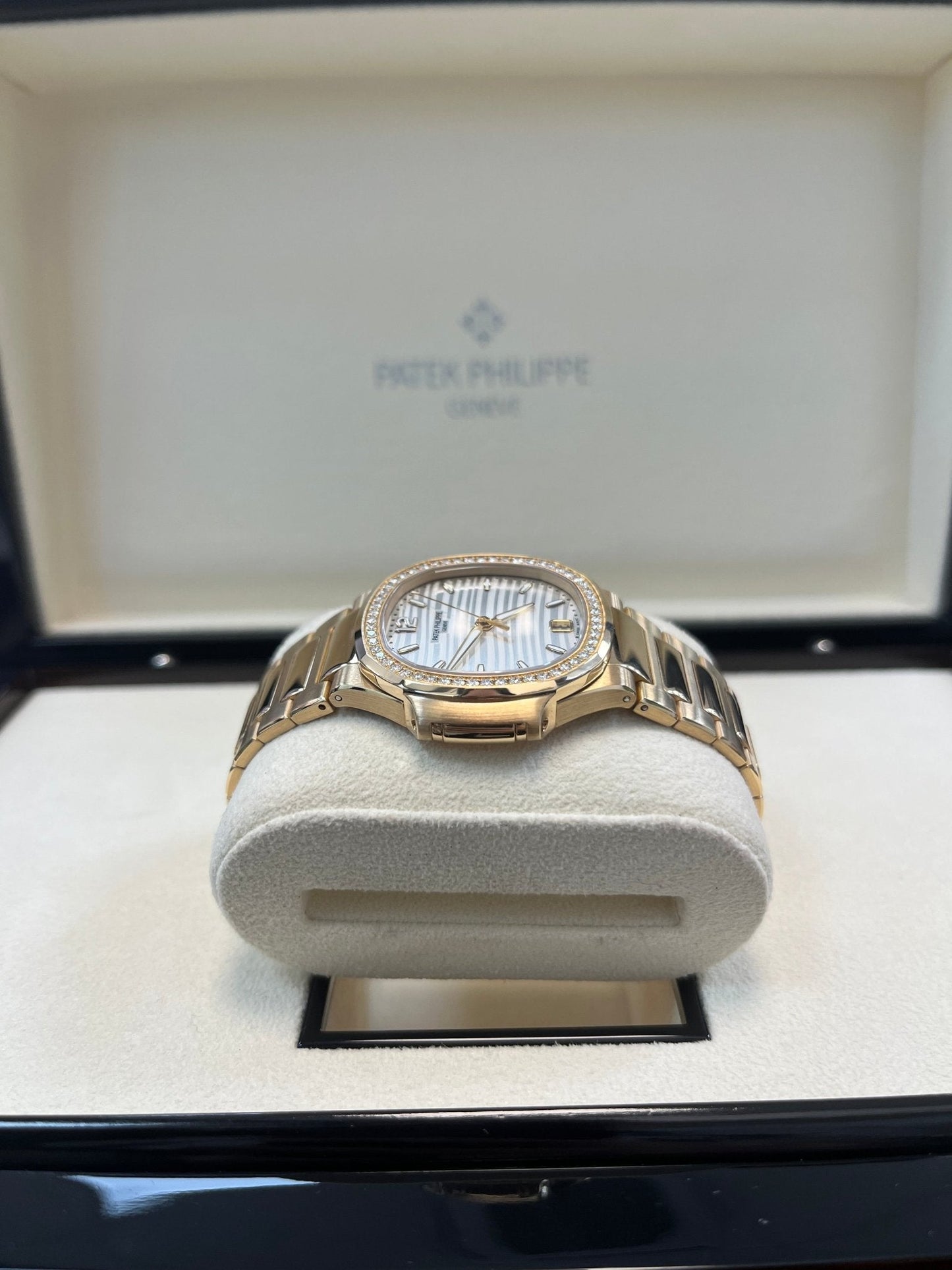 Patek Philippe Nautilus Ladies Rose Gold Nautilus White Dial Diamond Bezel 7118/1200R-001
