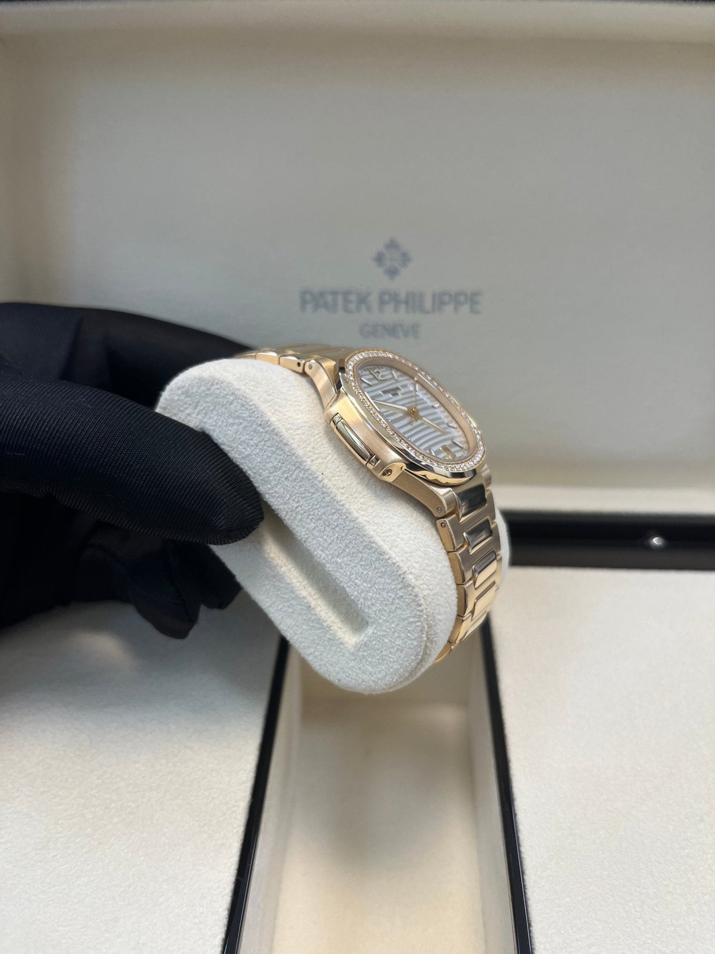 Patek Philippe Nautilus Ladies Rose Gold Nautilus White Dial Diamond Bezel 7118/1200R-001