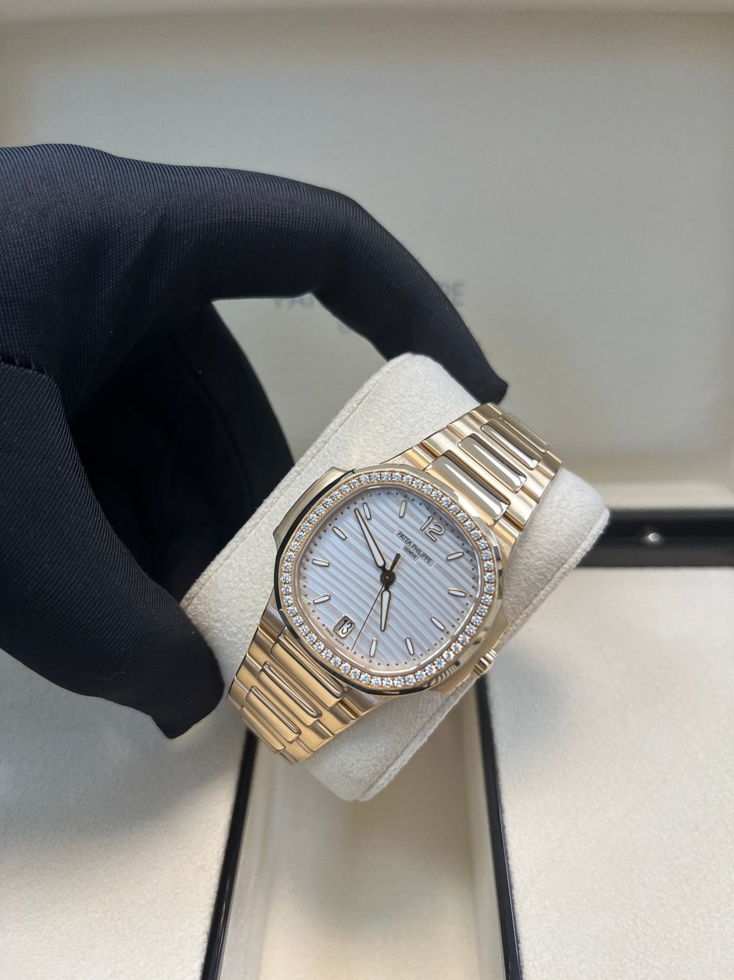 Patek Philippe Nautilus Ladies Rose Gold Nautilus White Dial Diamond Bezel 7118/1200R-001