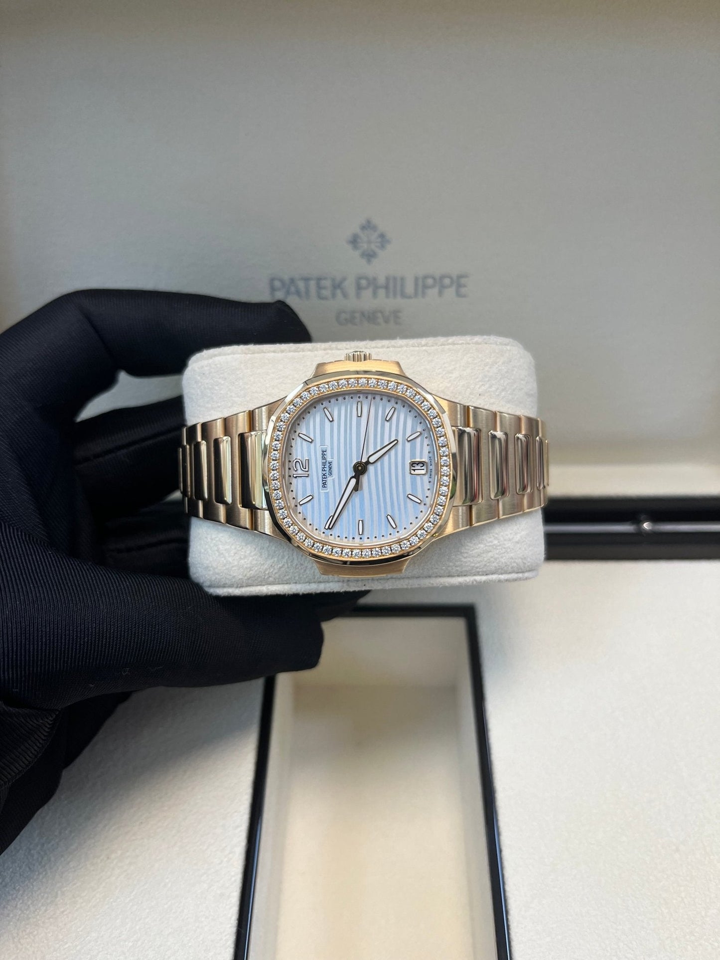 Patek Philippe Nautilus Ladies Rose Gold Nautilus White Dial Diamond Bezel 7118/1200R-001
