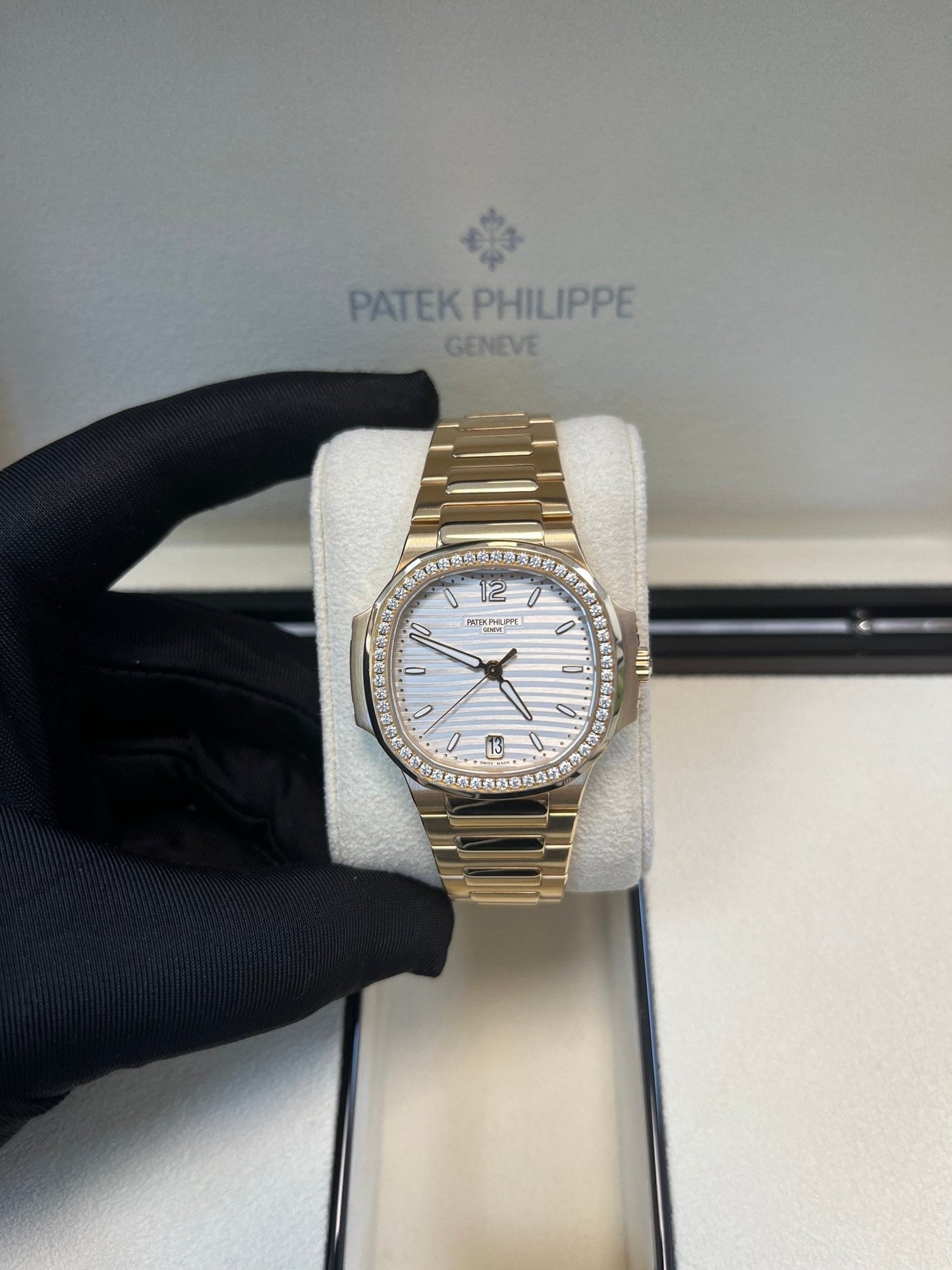Patek Philippe Nautilus Ladies Rose Gold Nautilus White Dial Diamond Bezel 7118/1200R-001