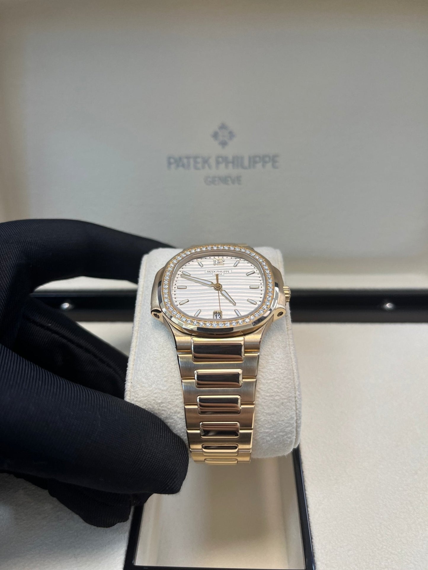 Patek Philippe Nautilus Ladies Rose Gold Nautilus White Dial Diamond Bezel 7118/1200R-001