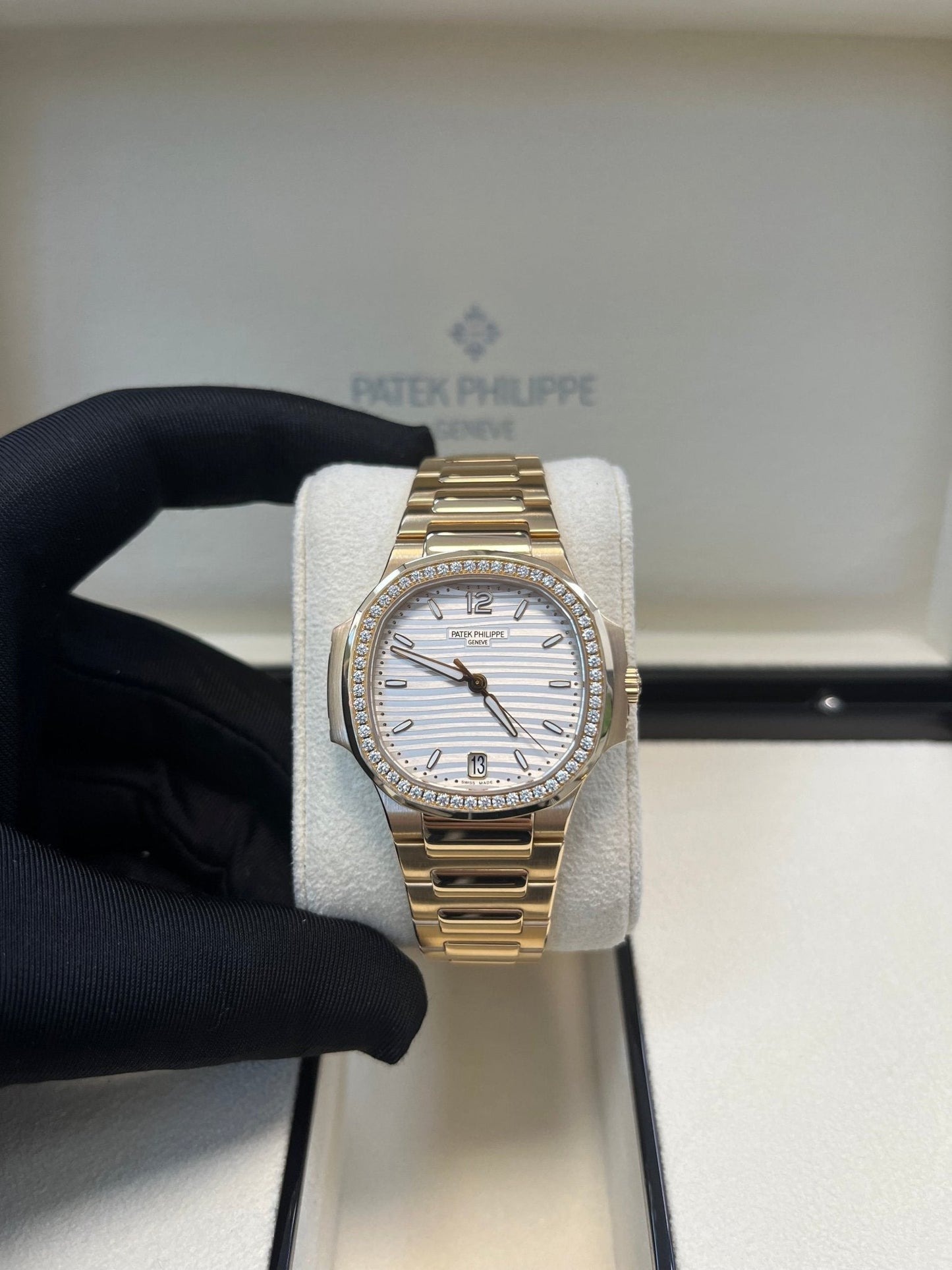 Patek Philippe Nautilus Ladies Rose Gold Nautilus White Dial Diamond Bezel 7118/1200R-001