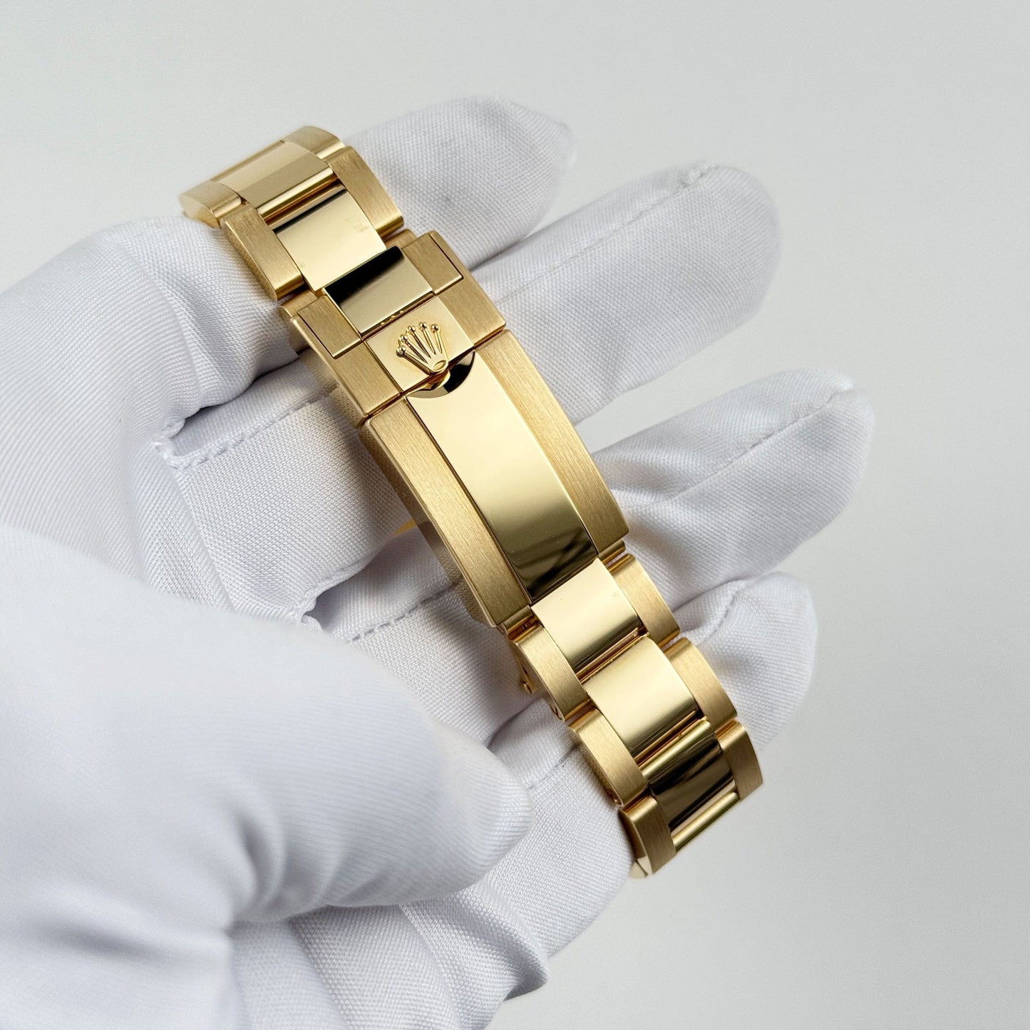 Rolex Daytona 126598RBOW 'Rainbow' Yellow Gold Black Dial Sapphire Bezel (2025)